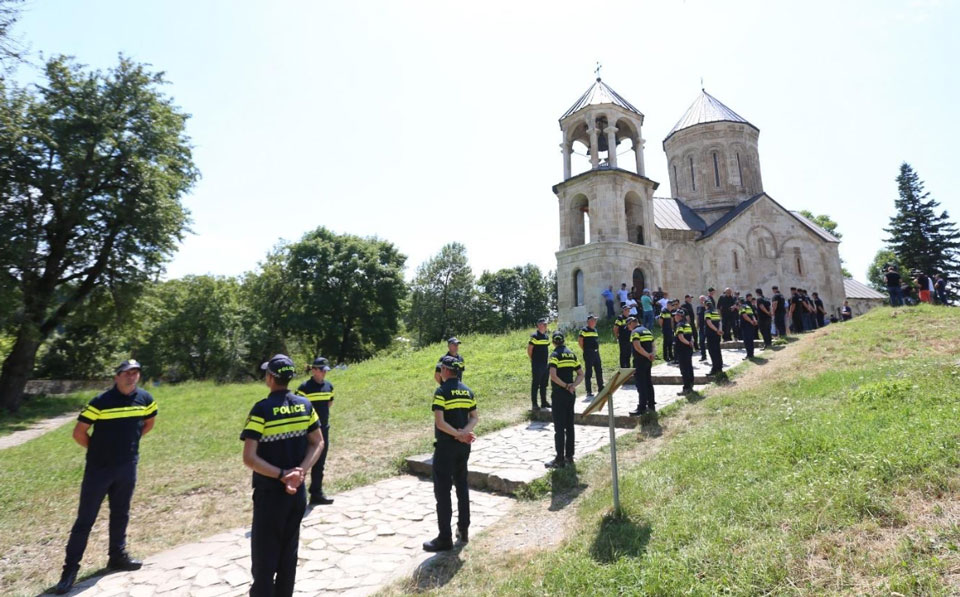 Xidmətini yerinə yetirərkən dünyasını dəyişən polis əməkdaşı Mirian Chelidze hərbi qaydada dəfn edilib