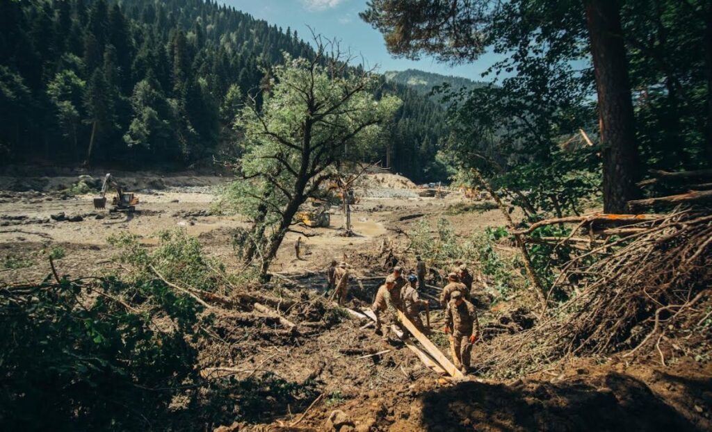 Hərbi qulluqçular kotteclərin sağ tərəfində axtarış-xilasetmə işlərini davam etdirirlər