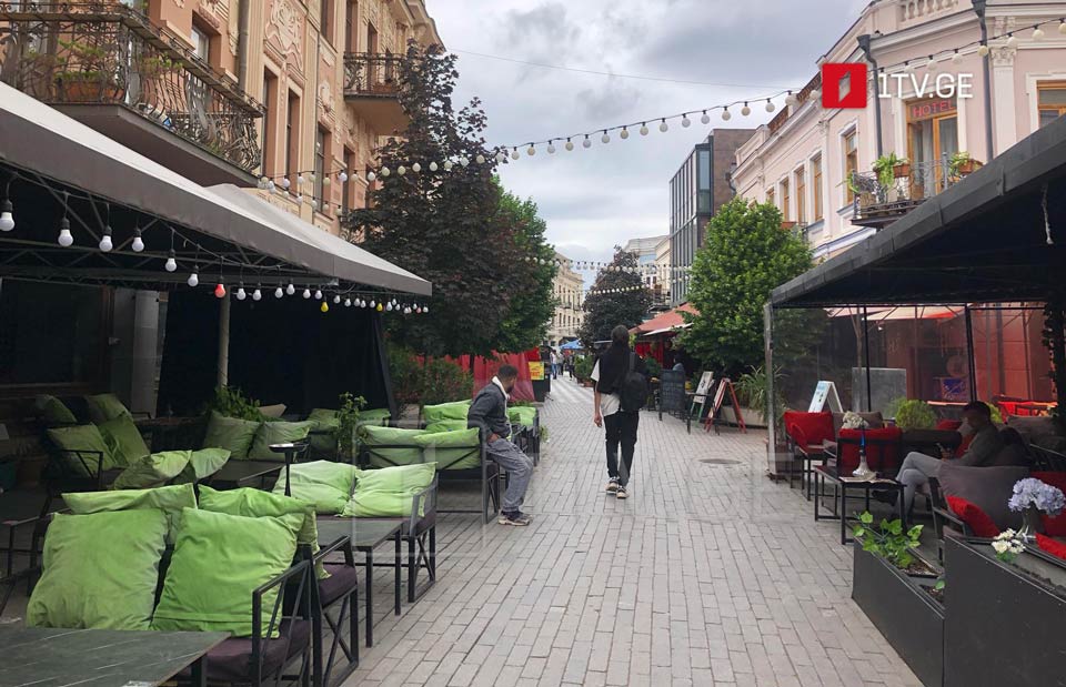 Tbilisi Meriyası Ağmaşenebeli prospektində yerləşən kafe-barların sahiblərinə açıq sahənin müəyyən hissəsindən istifadəyə icazə almaq üçün avqustun 24-dək vaxt verir