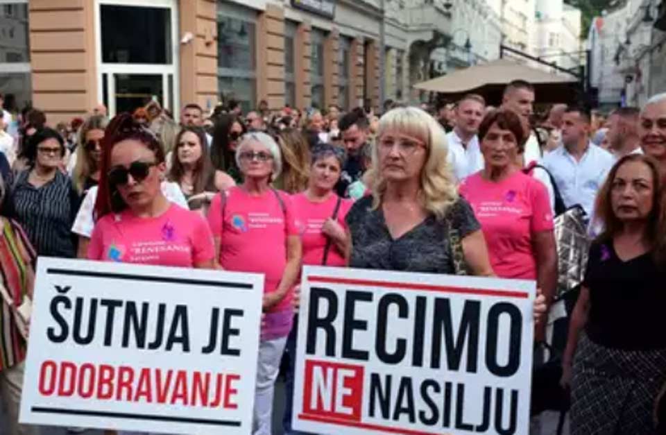 Բոսնիա-Հերցեգովինայի քաղաքներում ֆեմիցիդների դեմ լայնածավալ բողոքի ցույցեր են անցկացվում, ցույցի մասնակիցները իշխանություններին կոչ են անում ավելի շատ միջոցներ ձեռնարկել կանանց պաշտպանության համար