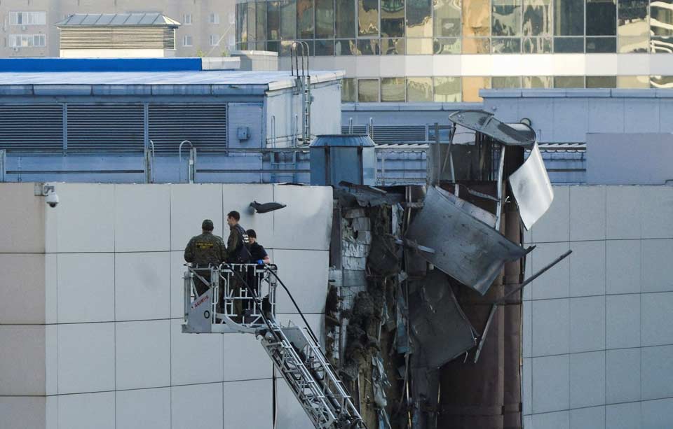 Reuters - В результате сбития украинского беспилотника повреждено здание, расположенное в пяти километрах от Кремля, нарушено воздушное сообщение