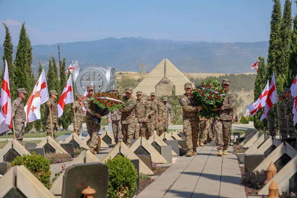 Զինվորական անձնակազմը հարգանքի տուրք է մատուցել Վրաստանի ազգային հերոս Գիորգի Անծուխելիձեի հիշատակին