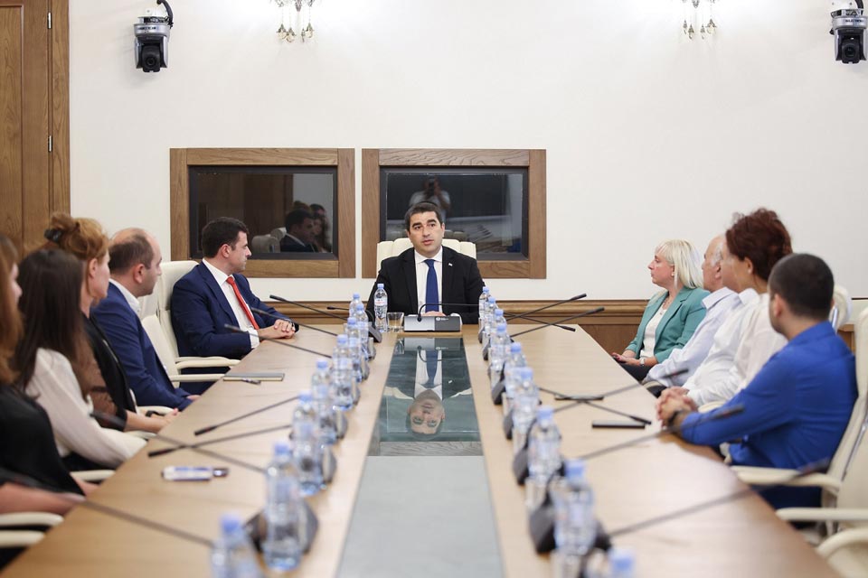 Шалва Папуашвили представил сотрудникам нового главу Бюджетного офиса Андрия Гвидиани
