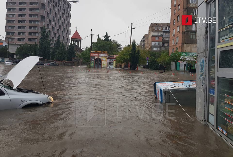 Rustavidə güclü yağış nəticəsində küçələri su basıb