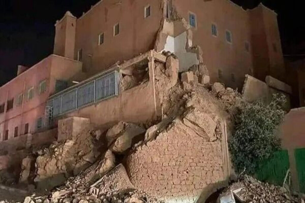 В результате мощного землетрясения в Марокко погибли около 300 человек
