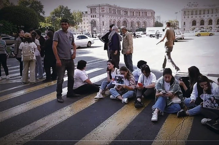 Yerevanda hökumət əleyhinə aksiyanın iştirakçıları hökumət binası yaxınlığında toplaşıb, bir qrup nümayişçi yolu bağlayıb