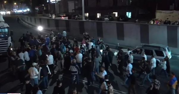 Լրատվամիջոցների տեղեկություններով՝ Երեւանում ցույցի մասնակիցները սկսել են փակել փողոցները