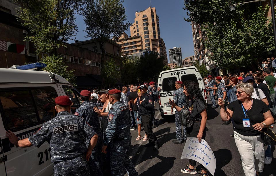 Երեւանում շարունակվում են Հայաստանի վարչապետի հրաժարականի պահանջով ցույցերը