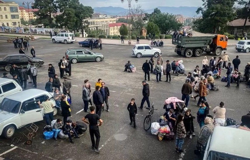 По данным правительства Армении, за два дня в Армению из Карабаха прибыло более 28 тысяч человек
