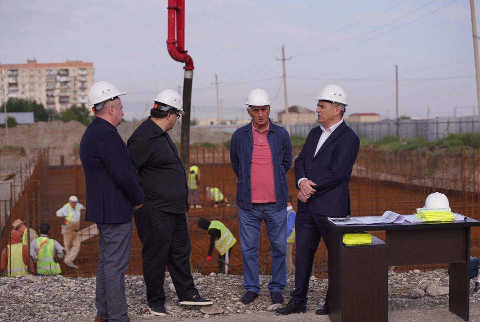 Zurab Utiaşvili Rustavidə məcburi köçkün ailələri üçün salınan yaşayış kompleksinin tikinti işləri ilə tanış olub