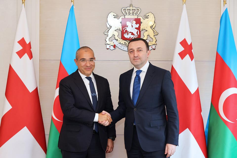 Премьер-министр встретился с министром экономики Азербайджана