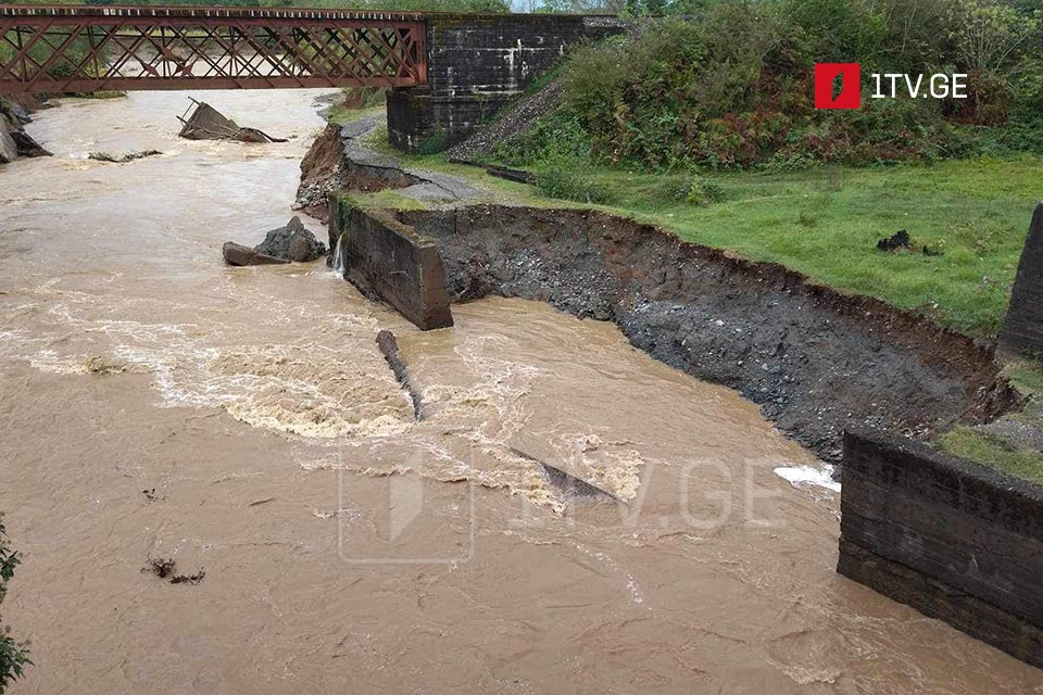 В результате сильных дождей в Озургети затоплены улицы, приусадебные участки и сельскохозяйственные угодья