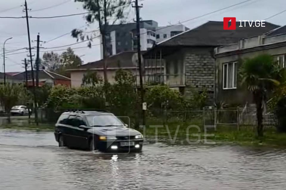 В результате сильного дождя в Поти затопило несколько улиц, дворы и подвалы жилых домов