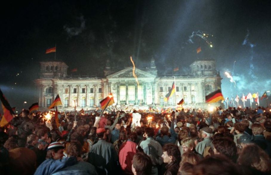 Գերմանիայի դեսպանություն - Գերմանիայի վերամիավորումը պատմական իրադարձություն էր, որի հիշատակումը շարժառիթ և խնդիր է հոգալ միասնական Գերմանիայի և աշխարհում ժողովրդավարության մասին