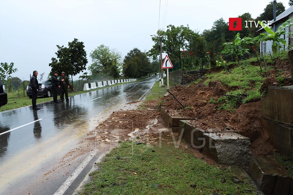 Çoxatauri Munisipalitetinin kəndlərində leysan yağışları nəticəsində daxili yollar zərər görüb, yaşayış evlərini su basıb