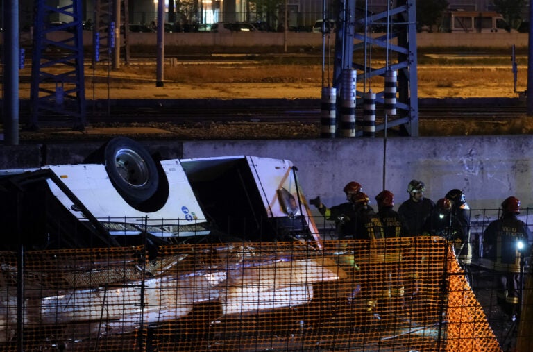 İtaliyada turistləri daşıyan avtobusun estakadadan aşması nəticəsində azı 21 nəfər ölüb