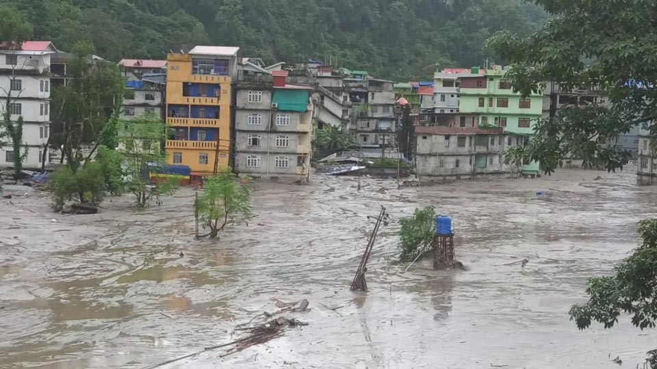 Hindistanın Sikkim ştatında daşqınlar nəticəsində azı 10 nəfər ölüb, 22 nəfər yaralanıb, 82 nəfər itkin düşüb