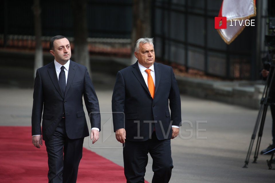 В администрации правительства состоялась официальная церемония встречи Виктора Орбана [фото]