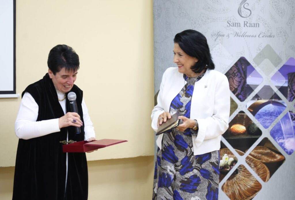 Саломе Зурабишвили наградила Нону Гаприндашвили орденом Тамар Мепе