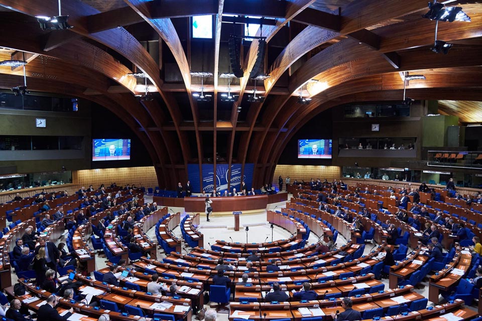 Avropa Şurası Parlament Assambleyası beynəlxalq ictimaiyyəti Putinin hazırkı səlahiyyət müddəti başa çatdıqdan sonra onun prezidentliyini qeyri-legitim olaraq tanımağa çağırır