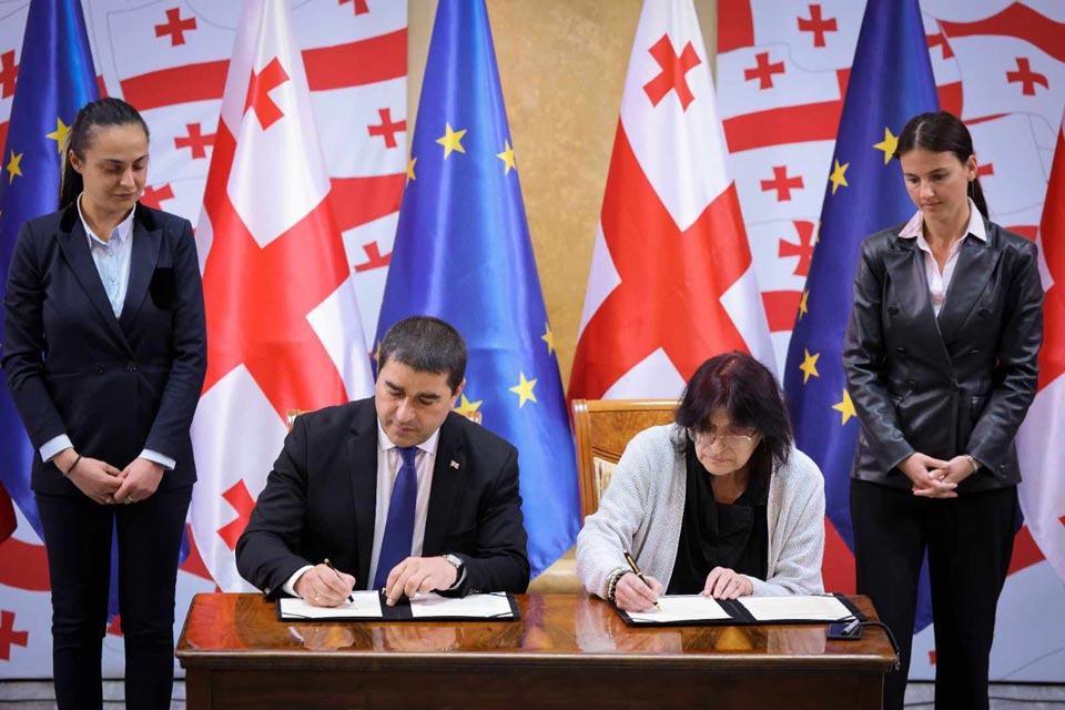 Parliament, Georgian National Platform sign memorandum