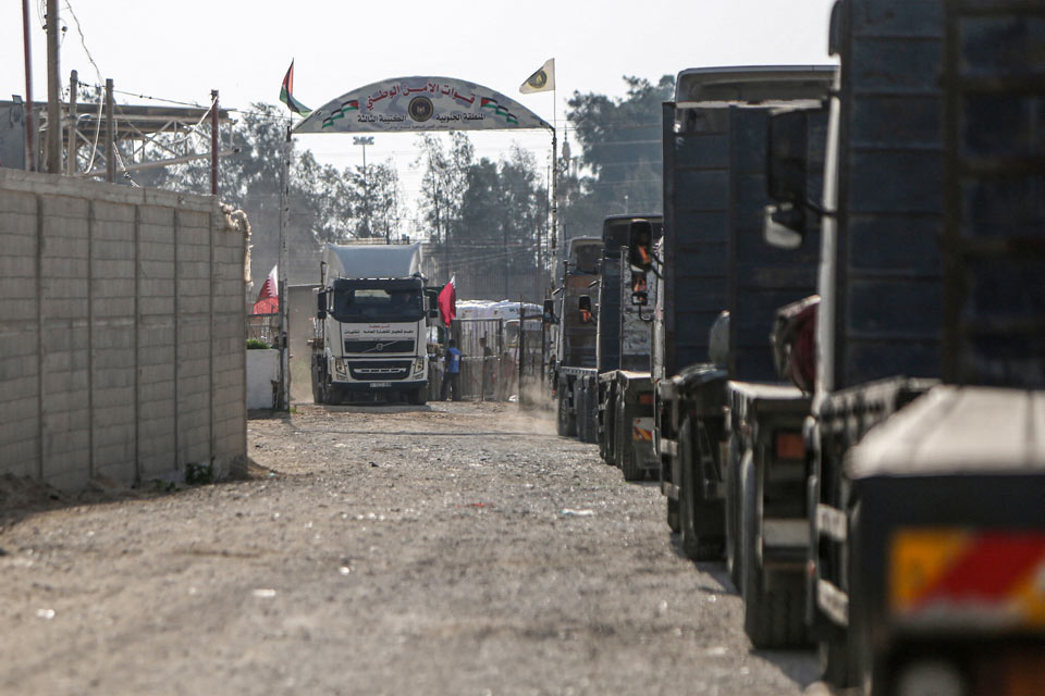 Մարդասիրական օգնությունով բեռնված 12 բեռնատարներ մտել են Գազայի հատված