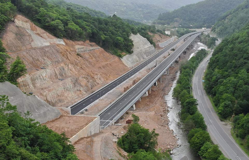 На перевале Рикоти открылся 27-километровый участок скоростной автомагистрали