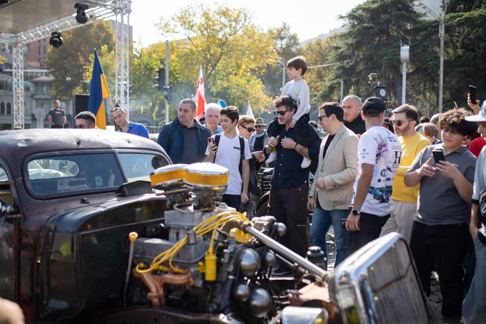 В Тбилиси на площади Республики прошла выставка классических автомобилей