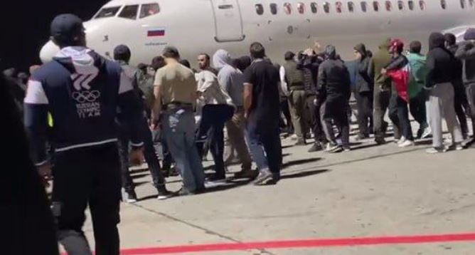 Пропалестинцы ворвались в терминал аэропорта в Дагестане, в результате чего рейс из Израиля был выполнен в альтернативном аэропорту
