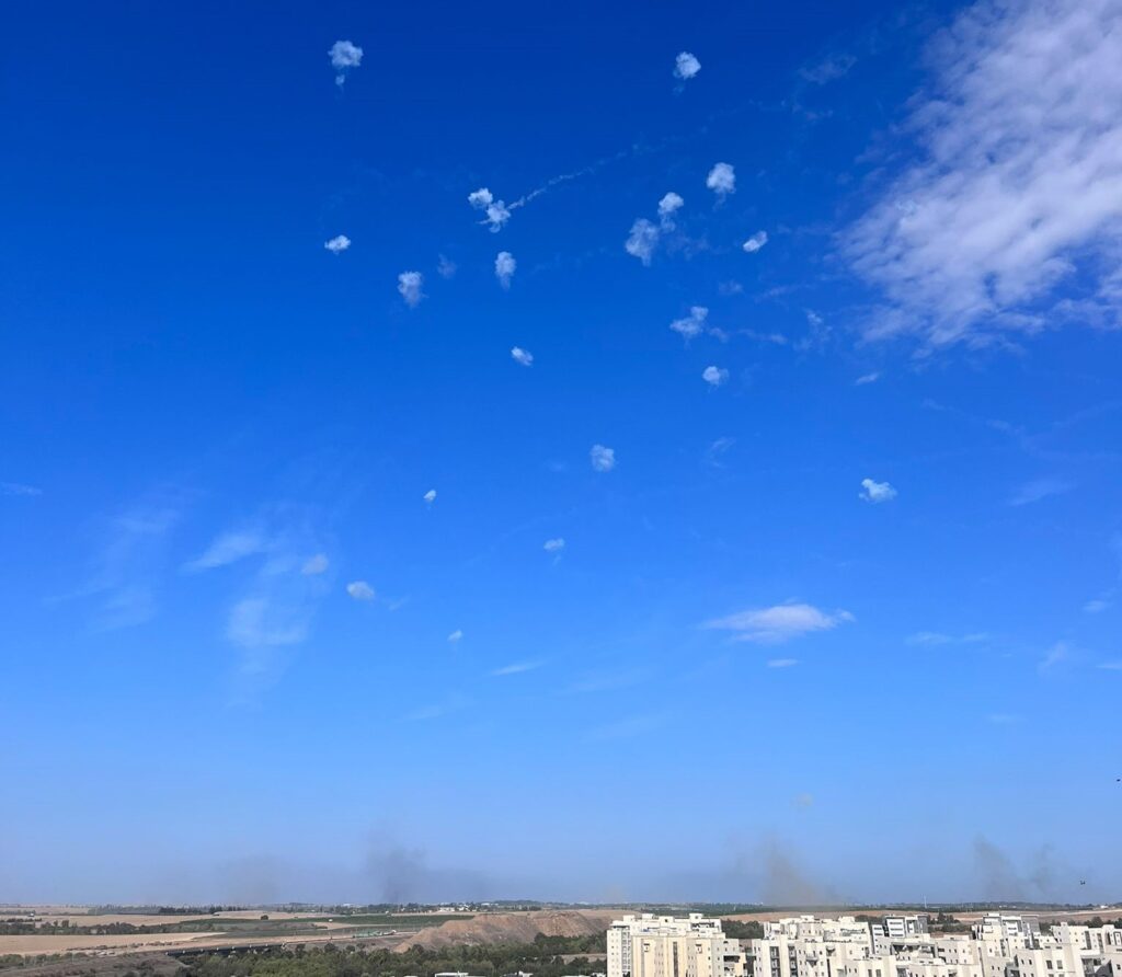 Medianın məlumatına əsasən, Qəzza sektorundan Netivot şəhəri istiqamətində 30 raket atılıb, onların əksəriyyəti İsrailin hava hücumundan müdafiə sistemi tərəfindən zərərsizləşdirilib