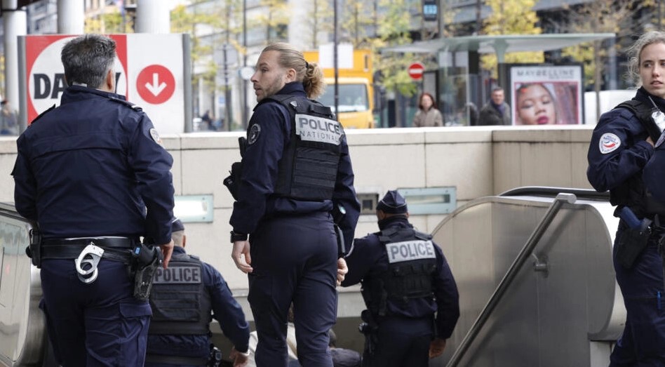 В Париже полиция открыла огонь по женщине в хиджабе, которая угрожала пассажирам метро