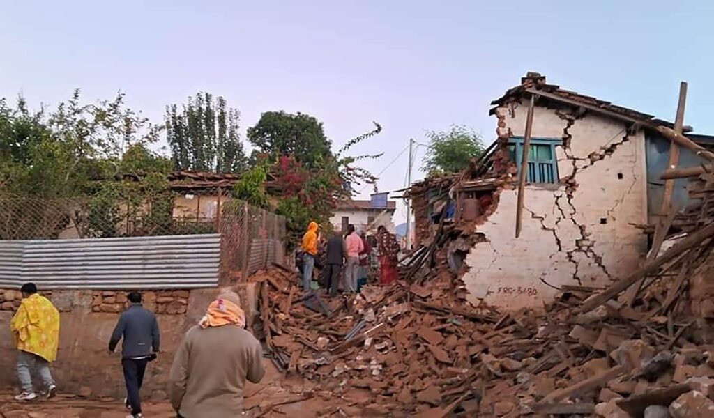 По меньшей мере 129 человек погибли в результате землетрясения в Непале