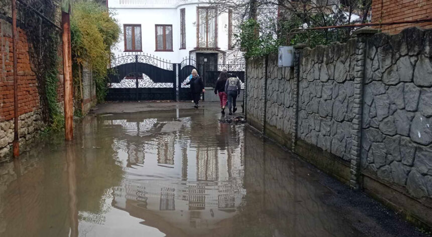 Heavy rain floods streets in Kutaisi