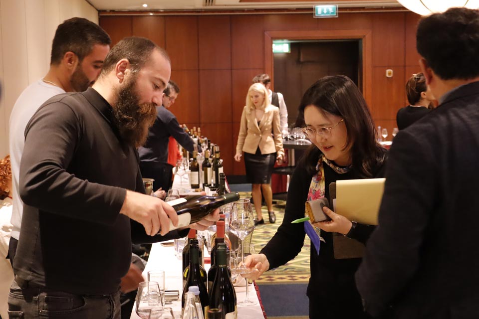 Группа профессионалов вина из Южной Кореи находится в Грузии