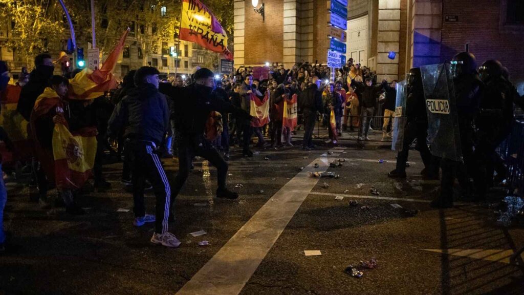 İspaniyada Sosialist Partiyanın mərkəzi binası yaxınlığında keçirilən etiraz aksiyası polislə toqquşmaya çevrilib