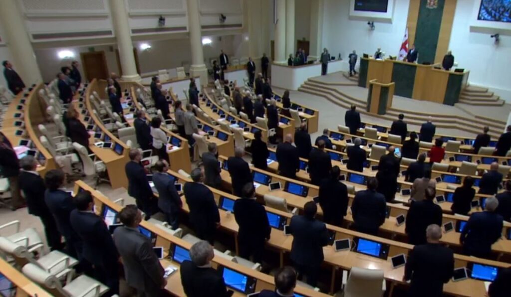 На пленарном заседании парламента минутой молчания почтили память Тамаза Гинтури