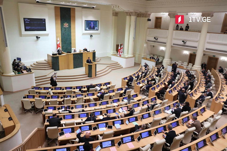 Парламент поддержал в первом чтении повышение зарплат депутатам