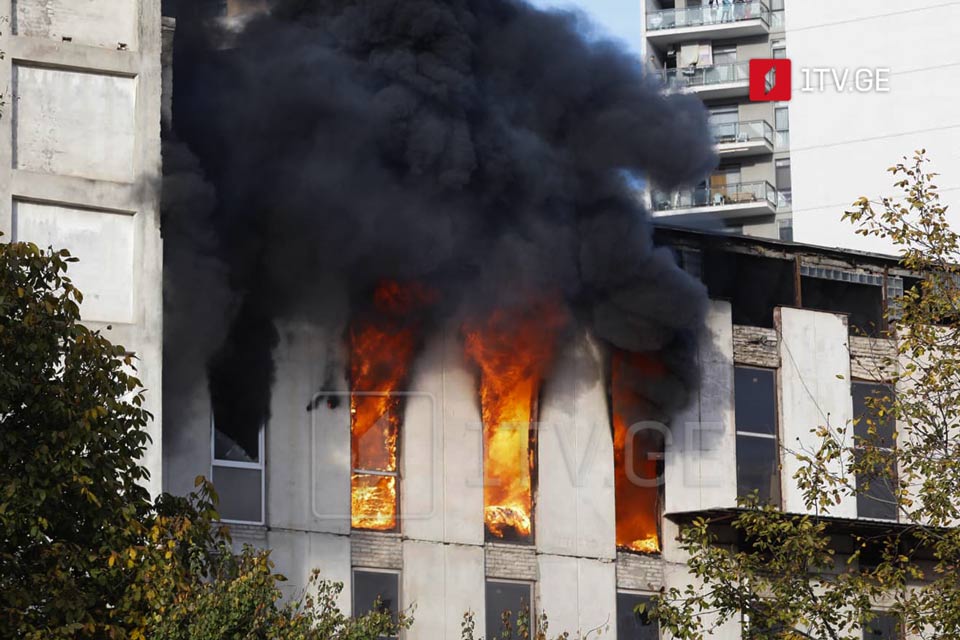 В Глдани горит одно из зданий [фото]
