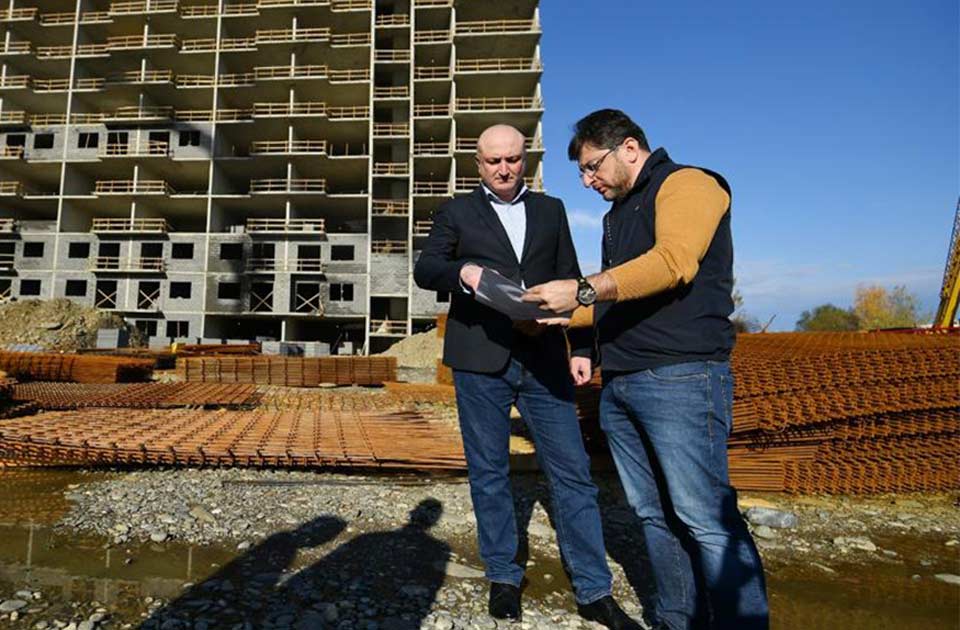 Зураб Азарашвили ознакомился в Кутаиси со строительными работами жилого комплекса, предназначенного для вынужденных переселенцев