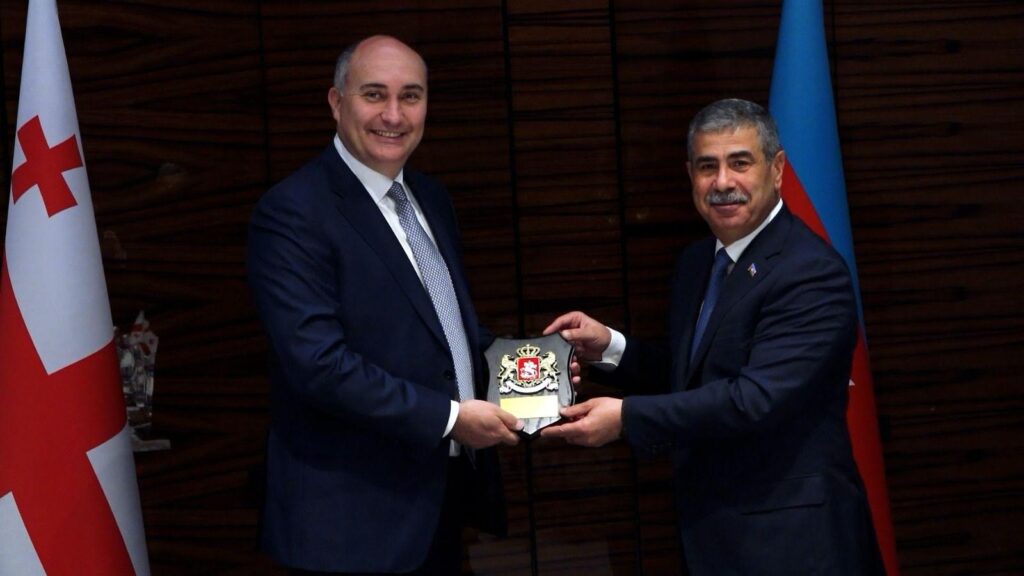 Джуаншер Бурчуладзе встретился со своим азербайджанским коллегой в рамках трехстороннего министериала обороны