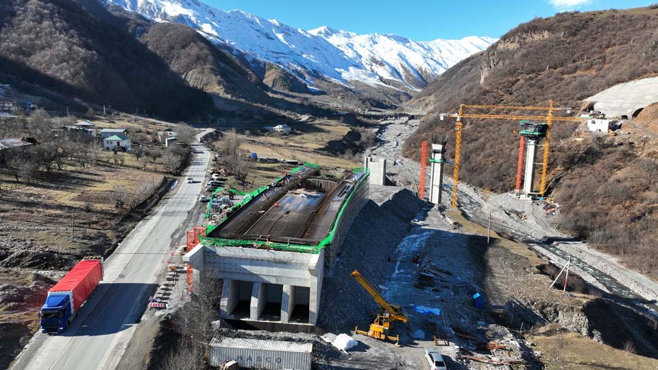 Kveşeti-Kobi yolunda 1,5 kilometrlik yeni tunel salınıb