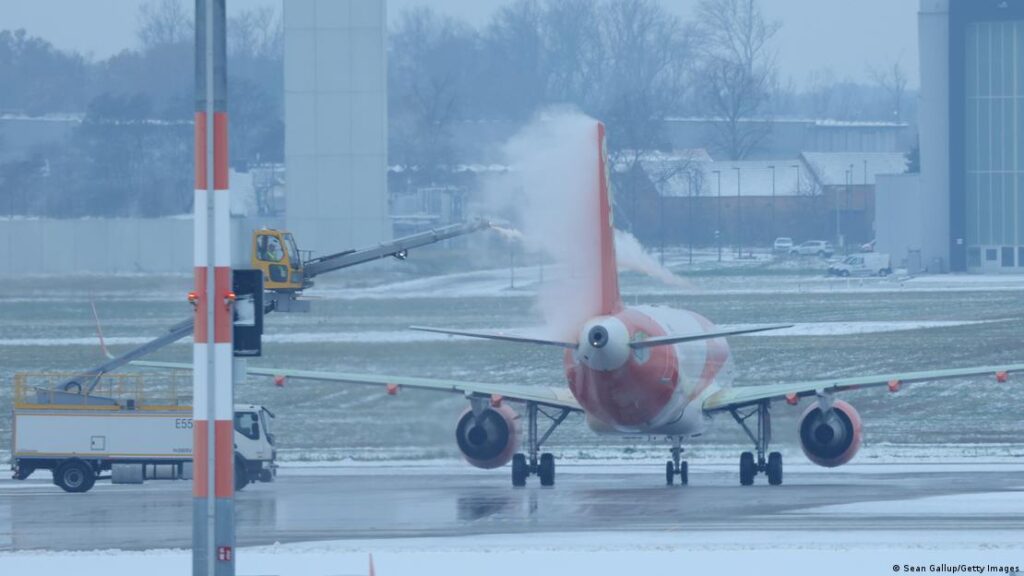 Գերմանիայում տեղացած առատ ձյունը խնդիրներ է առաջացրել ավիահաղորդակցության համար
