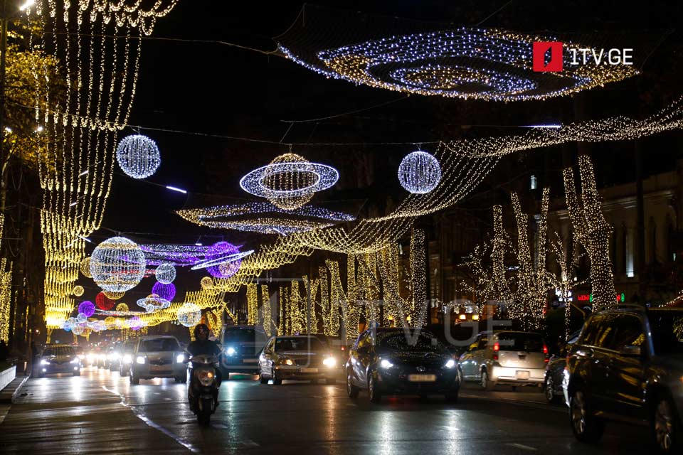 Tbilisi City Hall restricts traffic as New Year lights installed