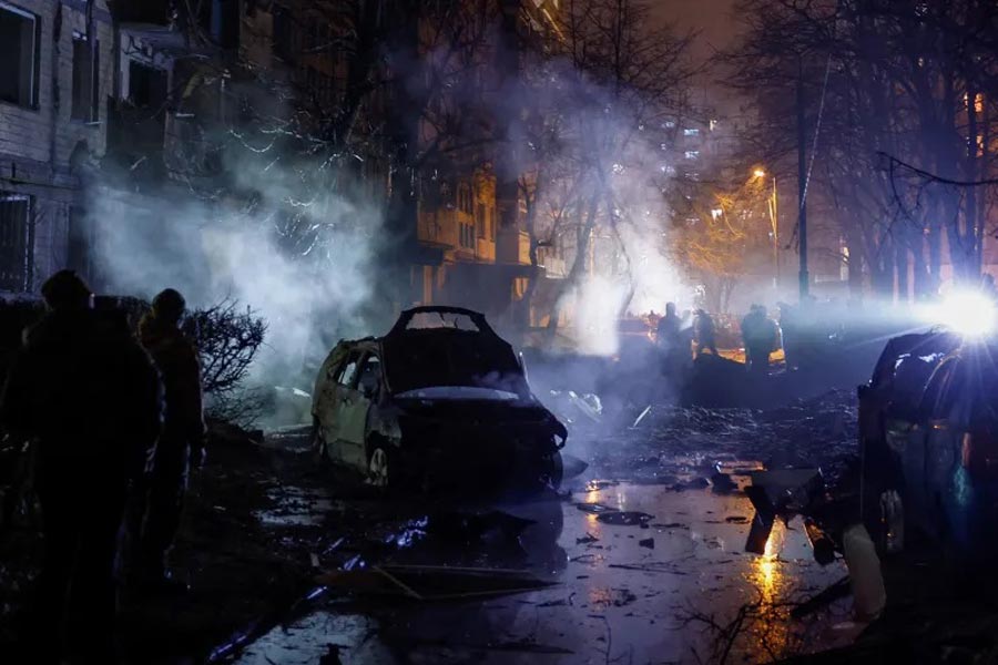По данным Виталия Кличко, в результате ракетных ударов повреждены детская больница и жилой дом в Киеве, 23 человека пострадали