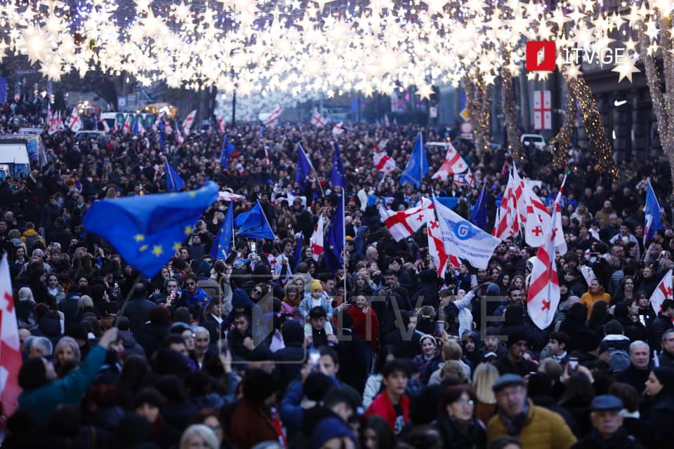 In Pictures: Georgians celebrate EU candidate status