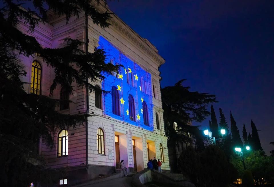 Tbilisi Dövlət Universitetinin birinci korpusu Aİ bayrağının rənglərində işıqlandırılıb