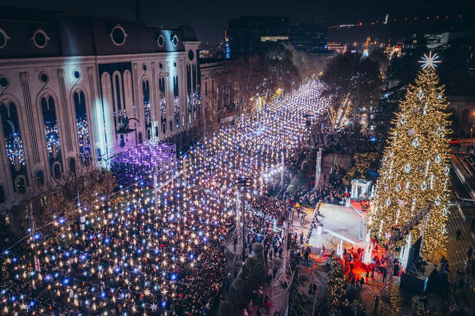 В Тбилиси зажгли главную новогоднюю елку Грузии и праздничную иллюминацию города (фото)