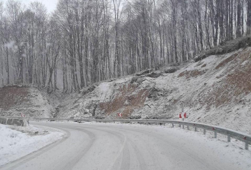 На дороге Сачхере (Сареки)-Узунта-Шкмери-Зудали запрещено движение прицепного и полуприцепного автотранспорта