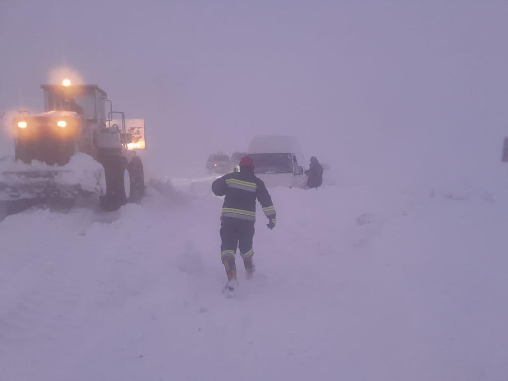 Georgian emergency teams rescue citizens stuck at Goderdzi Pass