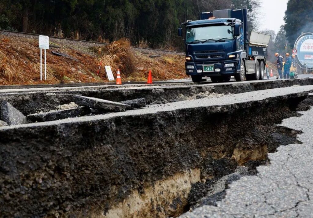 Число погибших в результате мощного землетрясения в Японии возросло до 62, десятки человек получили ранения